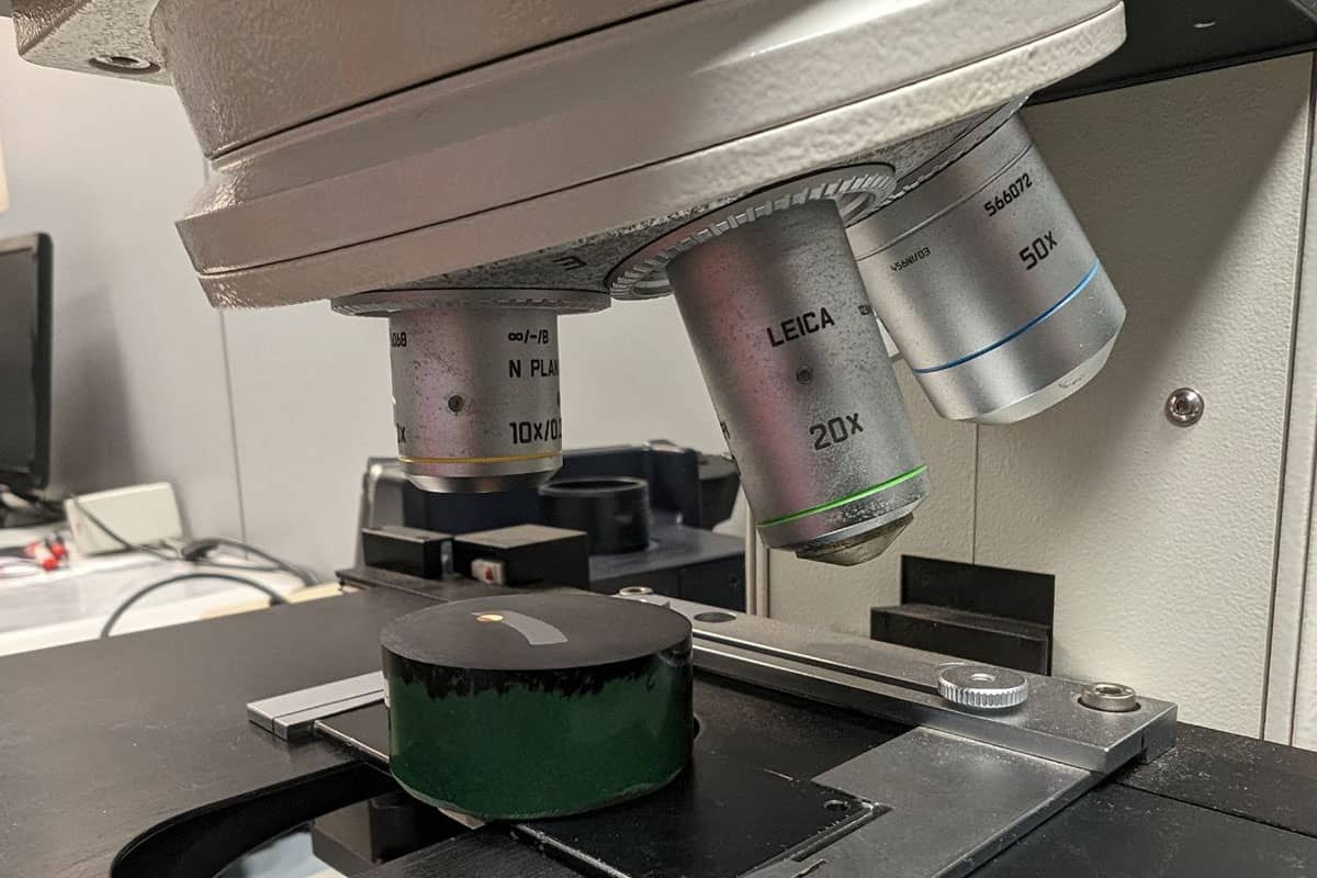 Laboratorio T.O.S.I srl microscopio ottico svolge degli esami metallografici (in questo caso un test micrografico) su un materiale per testarne qualità e l'affidabilità